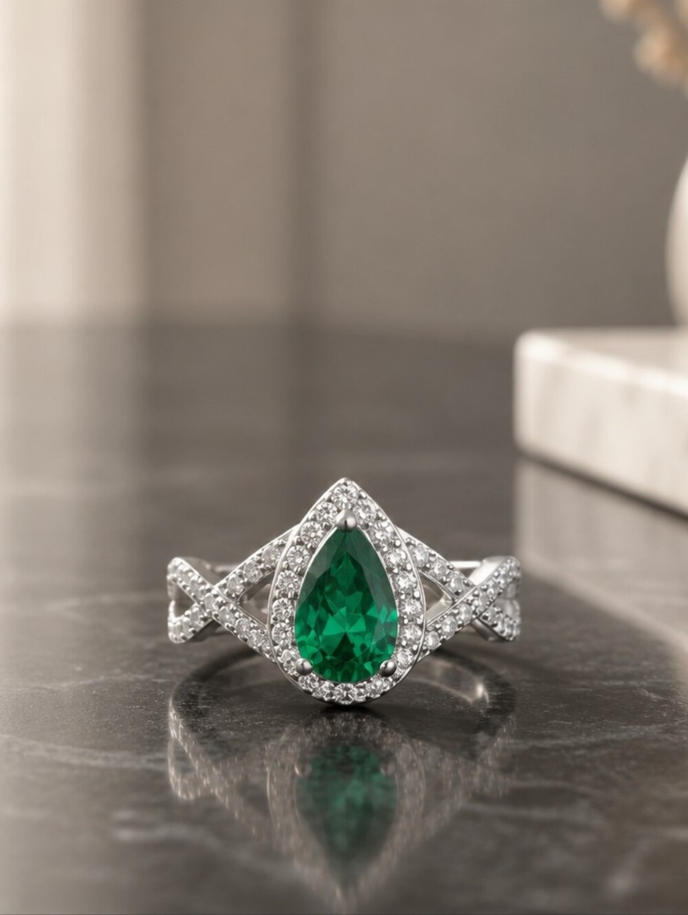1ct Pear Cut Emerald Green Gemstone S925 Sterling Silver with Micro Moissanites